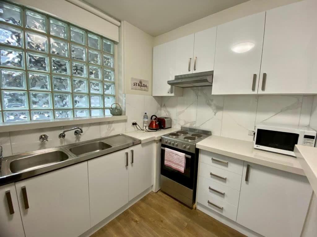 1 Bdrm With Parking, Walk To Beach