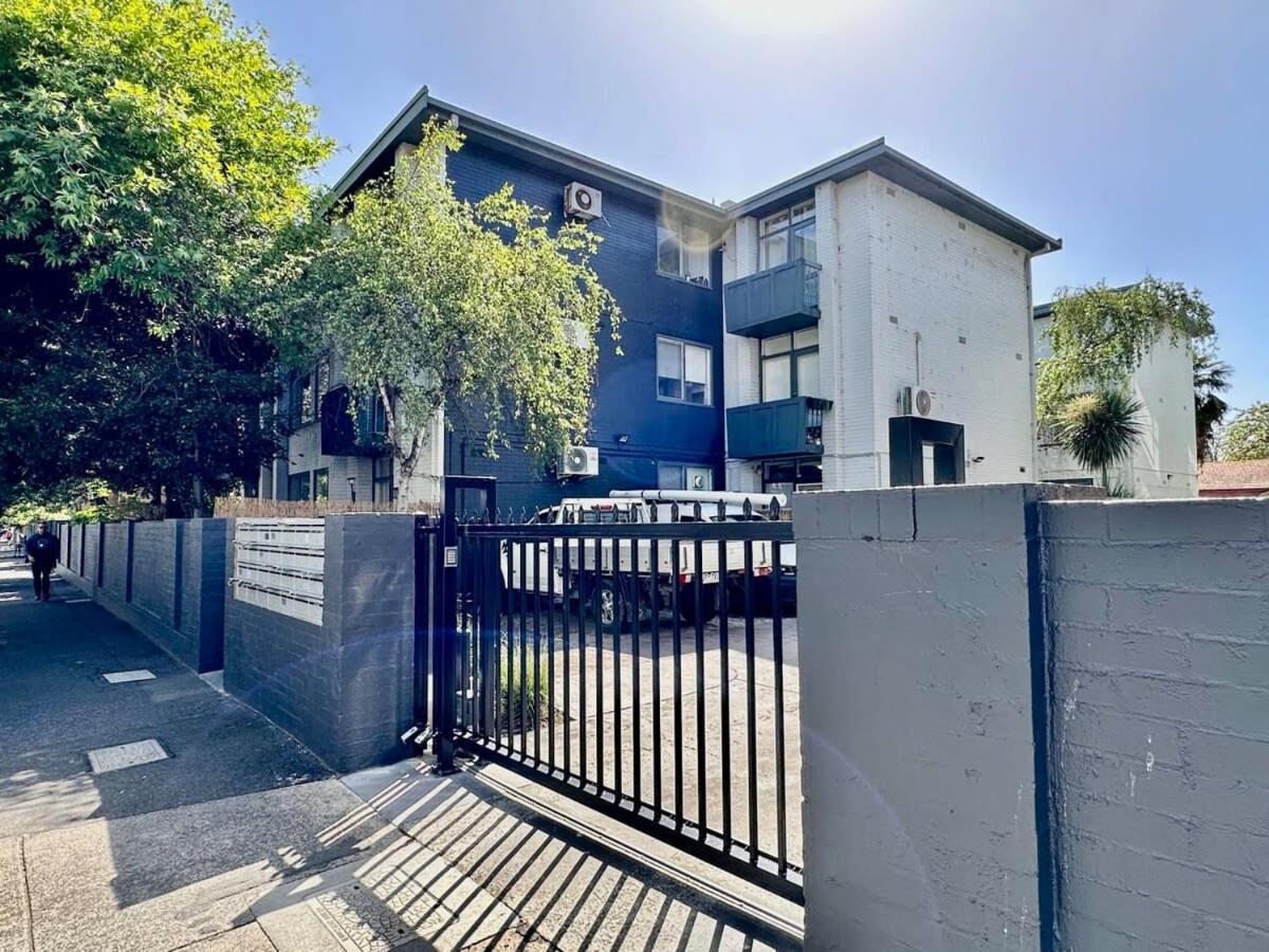 Apartment 1 Bdrm With Parking, Walk To Beach